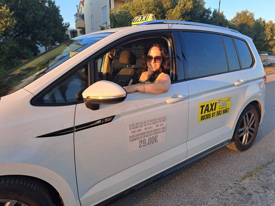 Vozač Taxi Ana Vodice spreman za prijevoz