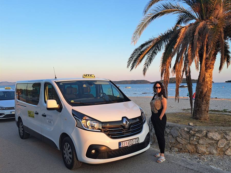 Kombi Taxi Ana Vodice uz palmu