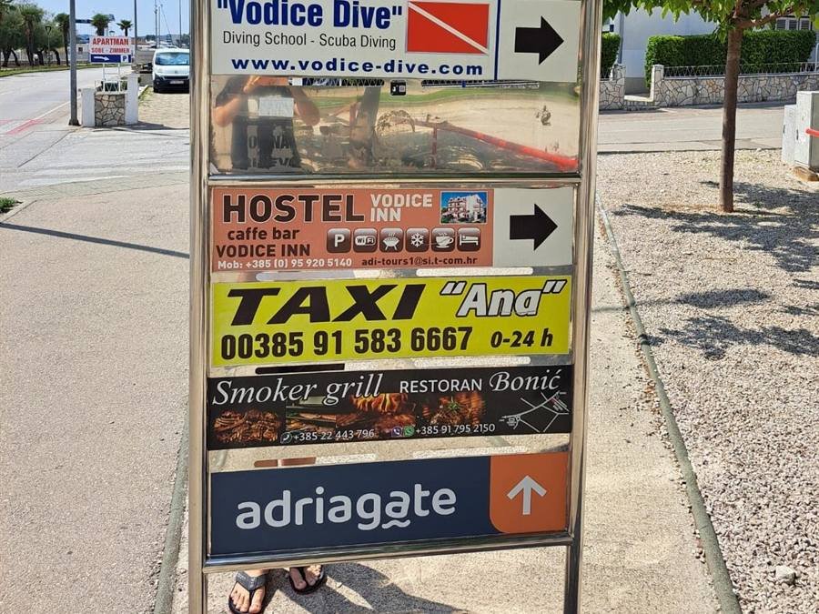 Oznaka Taxi Ana Vodice - telefon 00385 91 583 6667, dostupni 0-24h